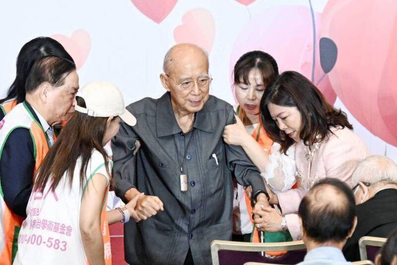 吳伯雄跌倒！營養師揭長者防肌少症黃金公式