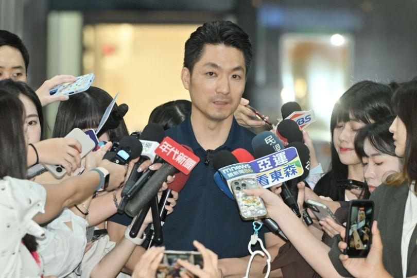 The演!徐巧芯拉人圍住蔣萬安 網酸:連簽名都假裝