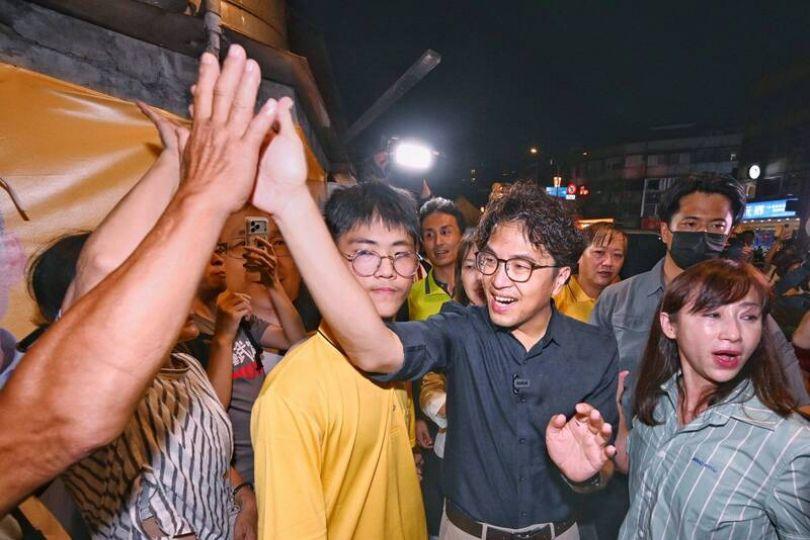 沈伯洋中秋夜信義區拜廟 洋流再現