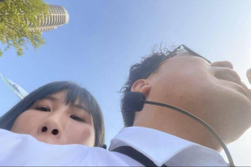 高雄前空姐參選人與沈伯洋貼太近惹議 這樣解釋