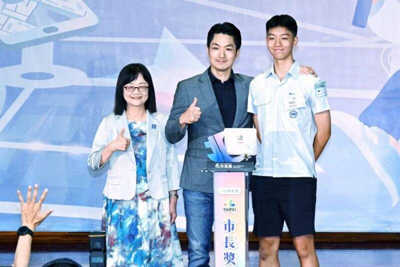 蔣得立又出現高中好友！護航文漏洞百出