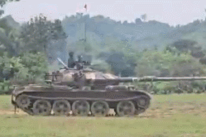 中國製戰車演習出事!主炮膛炸 士兵噴飛影片曝