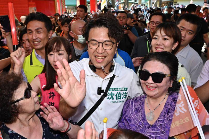 沈伯洋扶跌倒長輩 阿嬤起身第1句話：幫我簽名