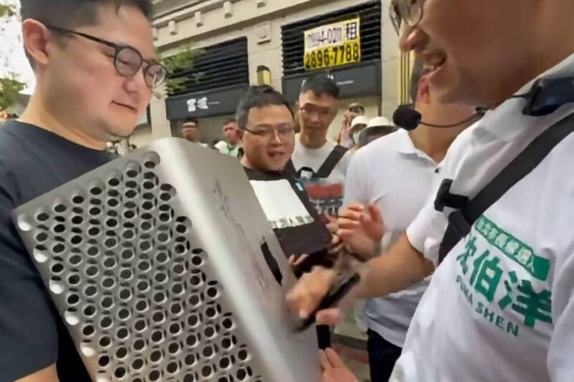 60多萬Mac Pro扛來簽名 沈伯洋一看也嚇到