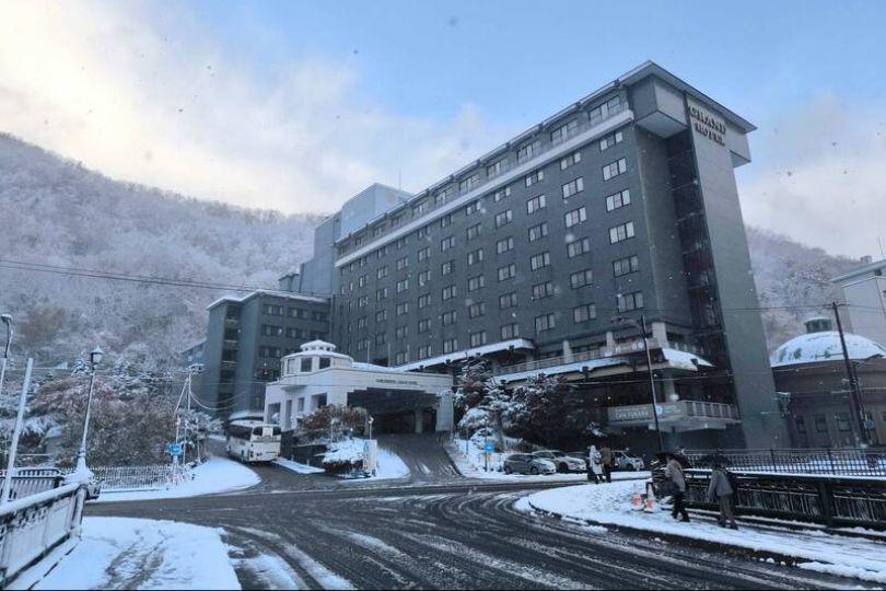 日本初雪報到 青森積雪巴士滑落路肩