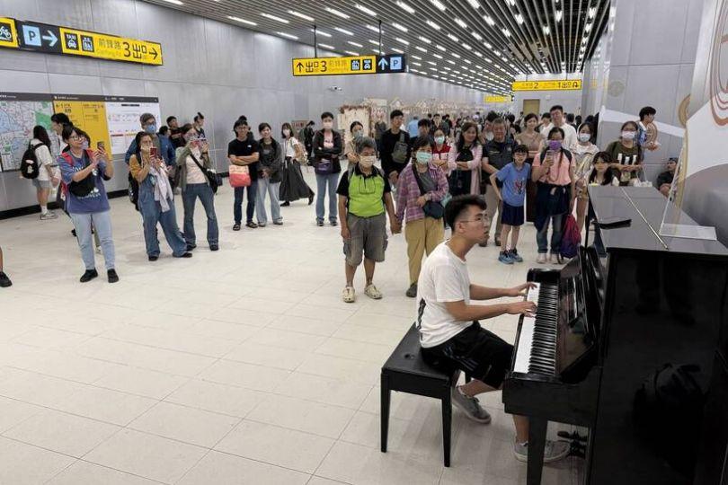 高中生台南火車站彈琴 亂入唱中國國歌男身分曝