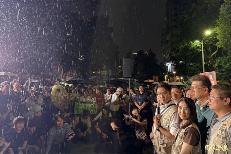 沈伯洋壓軸掃士林夜市 小水滴無懼大雨超熱情