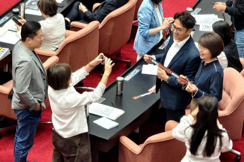 漏網鏡頭》沈伯洋立院開會 議場秒變粉絲簽名會場