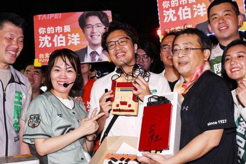 洋流塞爆師大夜市 他拿這個求簽沈伯洋眼睛亮了