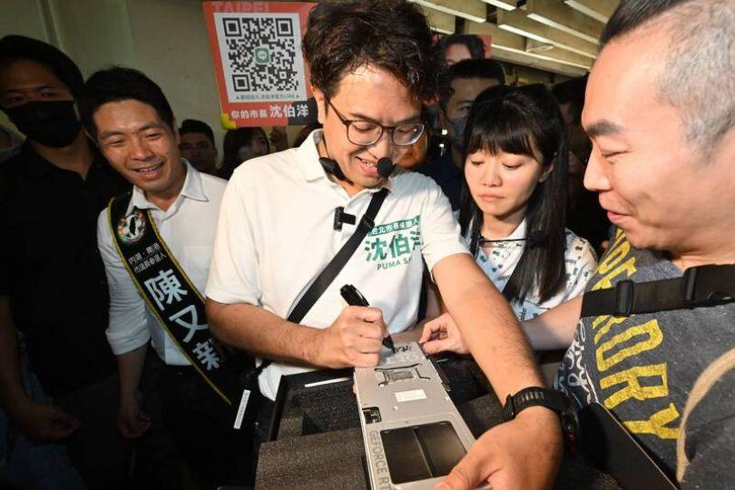 簽名筆隨時機動更換！沈伯洋曝原因：她教我的