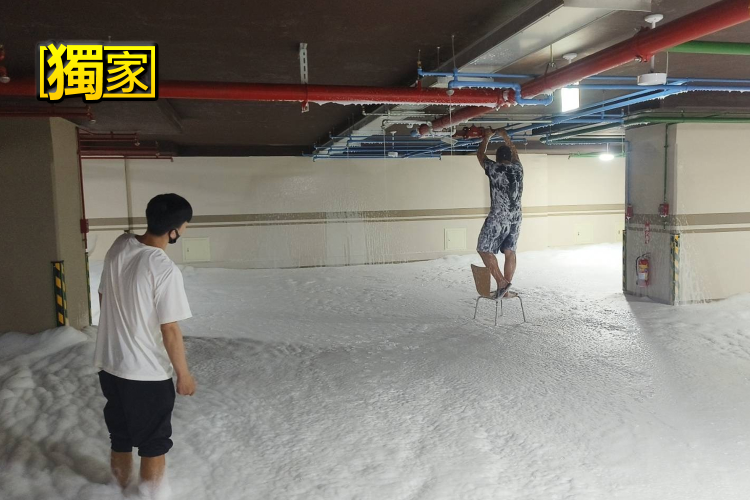 台中豪宅停車場 驚現「雪國奇景」