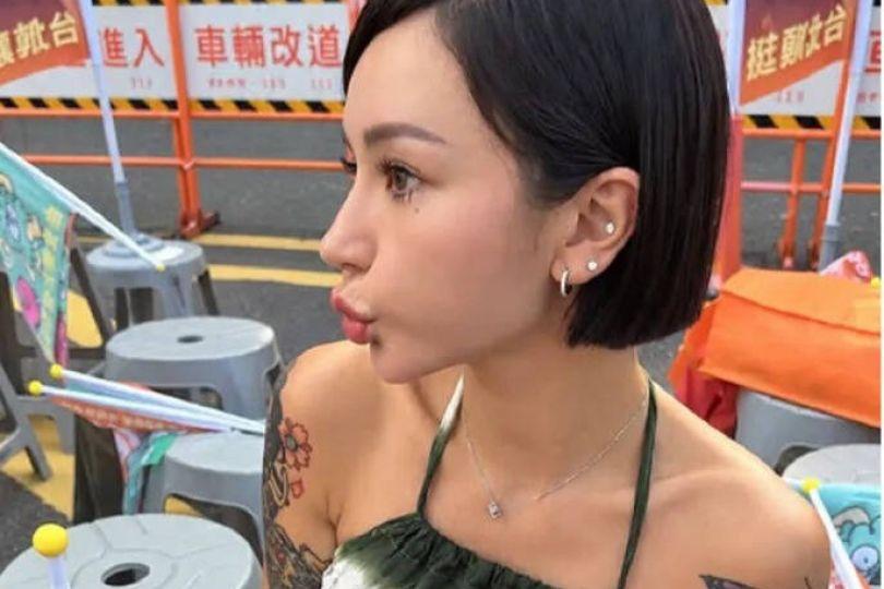 國光女神現身沈伯洋造勢 高調曬VIP證