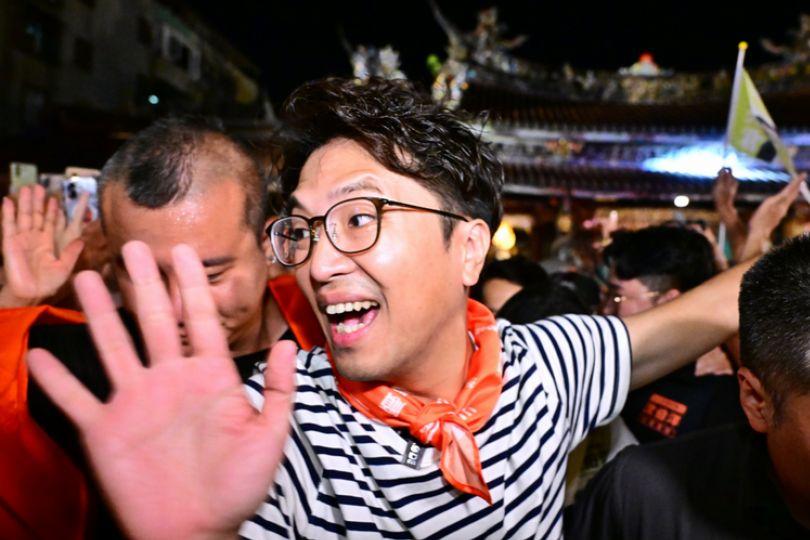 被藍白粉比中指！沈伯洋高EQ回應