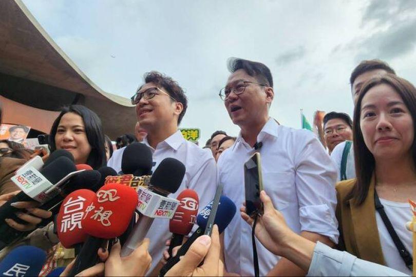 沈伯洋、莊競程車掃 支持者塞爆南寮漁港