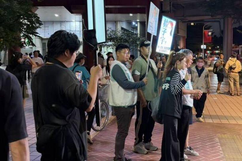 柯文哲板橋鬧區助選超冷清 不見小草簇擁