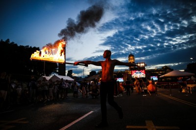 凱道大匯演壓軸…滅火器隔空對決火舞團 直播來了