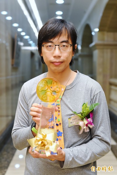 林榮三文學獎》散文獎首獎騙人小鬼愛阿布 產後憂鬱父親自畫像
