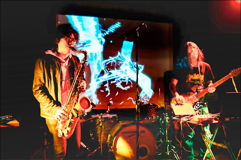 【藝術文化】後設時空共構 爵士名家跨國即時連線即興共演