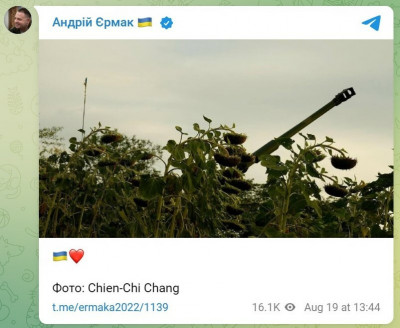 頓巴斯向日葵花田裡的榴彈砲  台攝影家照片感動烏克蘭總統幕僚長