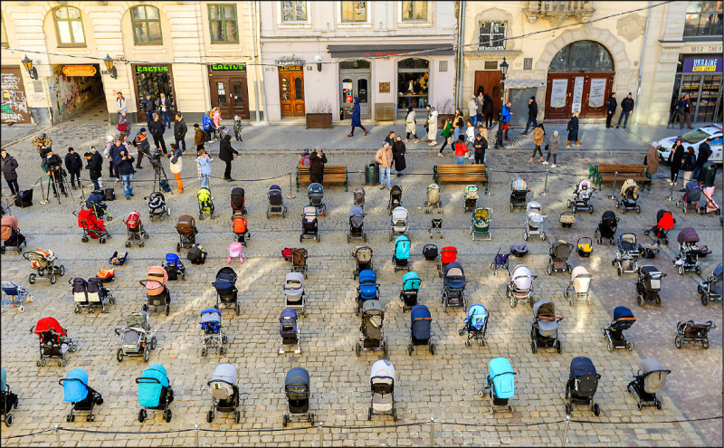 【藝術文化】藝術家徐瑞憲百輛嬰兒車募集行動 反思戰爭的代價