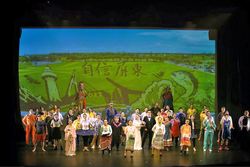 【藝術文化】紙風車屏東幻想曲昨正式演出 51位素人一圓舞台夢