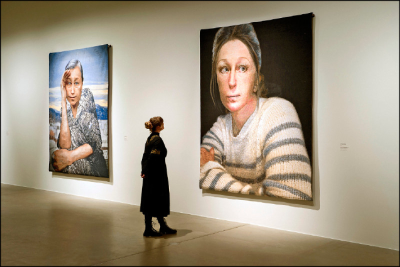 【藝週末．國際藝聞】織毯上的自拍照 藝術家辛蒂．雪曼新作展