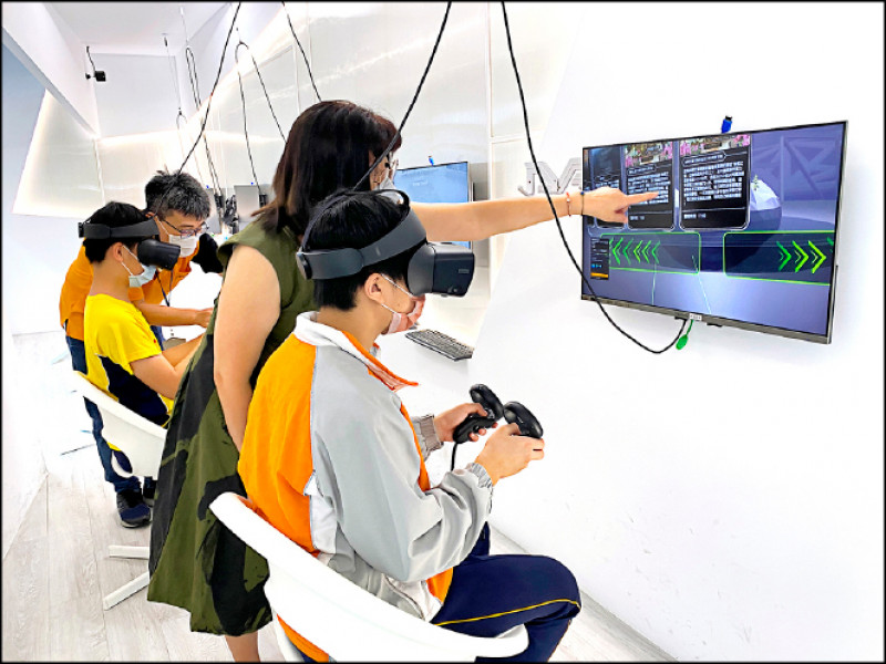 【藝術文化】國美館邀偏鄉學子 體驗「漂浮島城-VR藝廊」