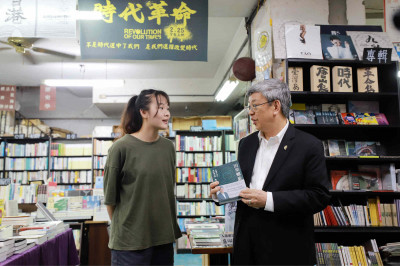 文化成年禮金60萬人註冊 與北一女網紅帶逛獨立書店陳建仁曝愛看這本