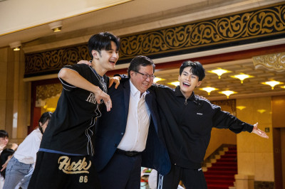 文化幣抵用金額破2億 鄭文燦與原子少年熱舞「相揪看表演」 