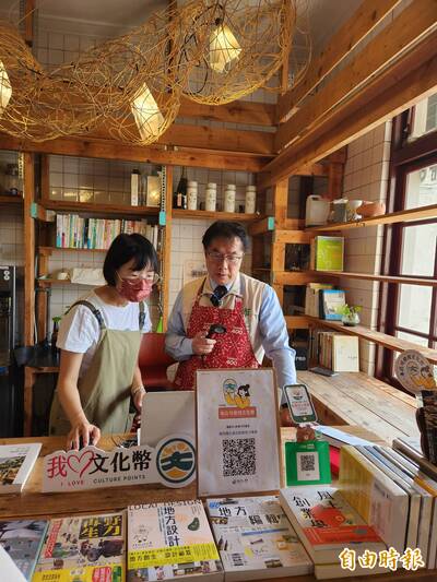 擔任一日店長 黃偉哲以行動支持獨立書店