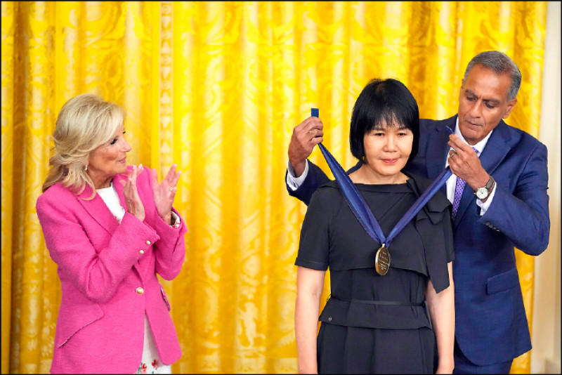 【藝術文化】台灣藝術家王淑鈴前進白宮 美國第一夫人親授AIE藝術獎章