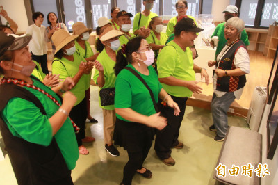 台東「原音聚會所」原民音樂人特展  邀部落長者開心觀展