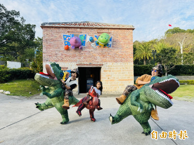 恐龍扛狼！ 淡古博物館推「騎恐龍裝」體驗  初二到初五加碼抽好禮