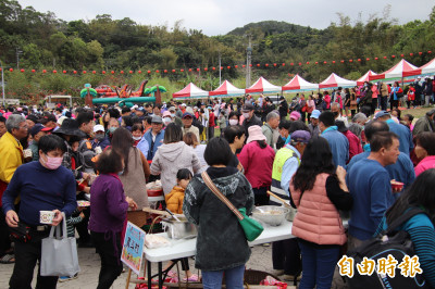 （影音）傳承180年的寶山「打中午」今天吸引約2000多人到場體驗  交流分享福氣