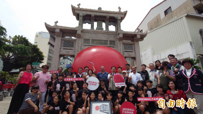 （影音）直擊「紅球在台南」啟動現場     近千人抱球拍萌照