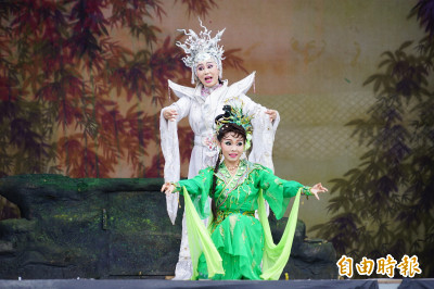 （影音）明華園總團端午重磅回歸屏東開演《超炫白蛇傳》 名場景水漫金山5百噸水天降「伺候」觀眾