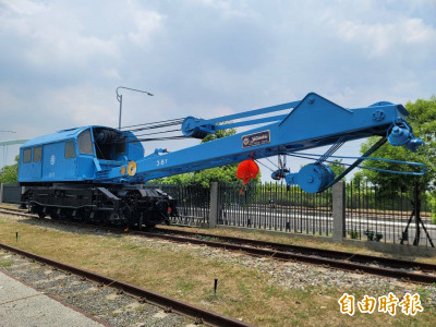 R38柴電機車頭+救險吊車  珍貴鐵道文物進駐潮鐵文化園區展出