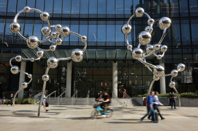 草間彌生最大公共雕塑「無限累積」 永佇英國倫敦車站前廣場