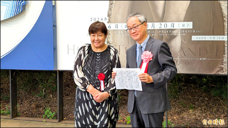 【藝術文化】文科相親筆信致賀 李遠參觀紀伊國屋書店