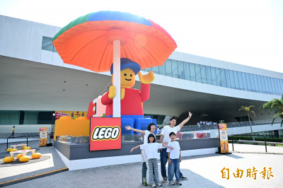 首座9米巨型樂高人現身！悠閒撐傘坐落衛武營