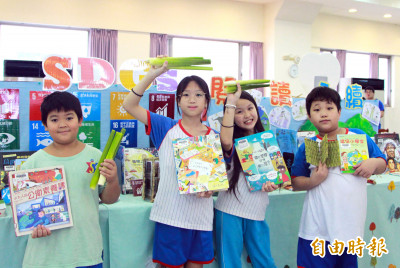 新北市圖三芝分館永續書展 「美人腿」也能變成書