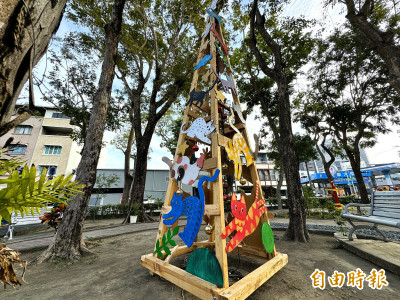 高雄豐裕里19隻彩繪貓串成聖誕樹 陳其邁「遲來的貓」也亮相