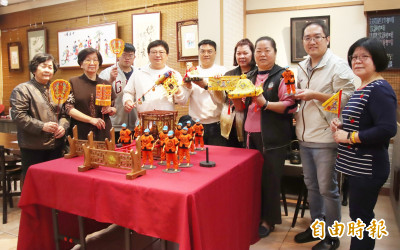 刺繡紙藝跨域合作 完成縮小版朴子媽祖出巡