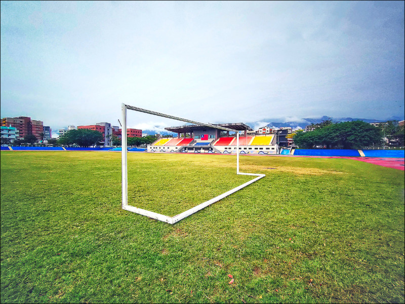 【自由副刊】 何亭慧／藍色地平線 － 給花中少年