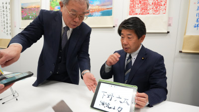書法大師張炳煌東京開展  「智慧e筆」讓日本國會議員直呼「斯勾以」