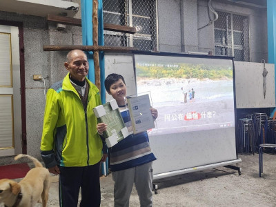祖孫互相頒獎超暖！港口國小紀錄片《阿公在煩惱什麼》再獲國際影展大獎