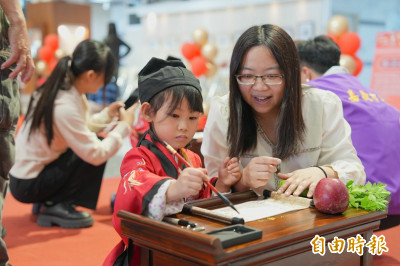 嘉義公益古禮抓周有創意  「Q萌虎頭帽濾鏡」好玩又好拍