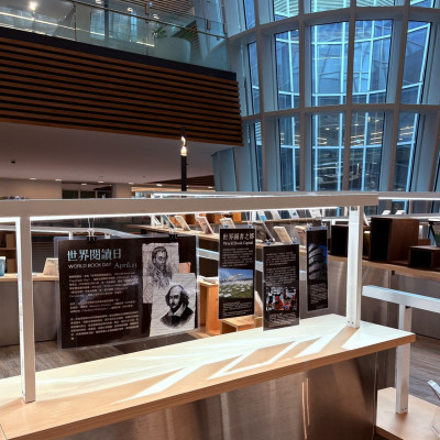 桃園總圖推「閱讀經典」主題書展 展出32本國內外經典文學作品
