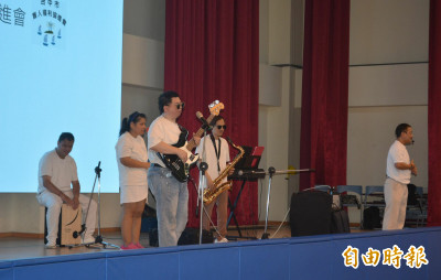 視障「黑墨鏡樂團」進校園 新平國小學童讚歎不已