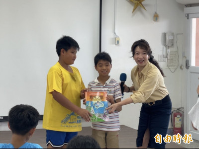9歲澎湖囡仔獨力完成《意外之旅》繪本 致贈風櫃國小珍藏（影音）